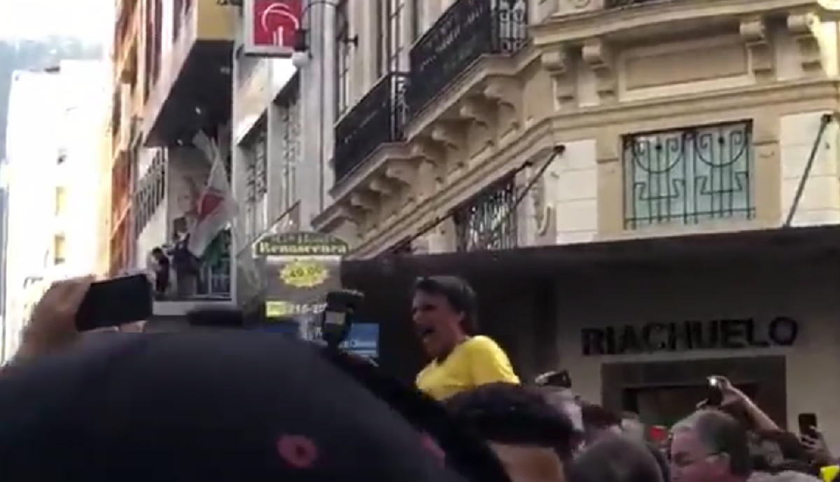 Bolsonaro leva facada em ato de campanha em Minas Gerais