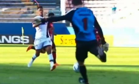 Magia ou montinho artilheiro? Bola muda trajetória e engana goleiro