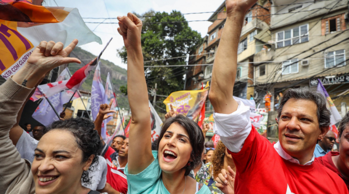 Candidato à presidência do PT, Fernando Haddad, sua vice, Manuela D'Ávila, e a candidata ao governo do Rio, Marcia Tiburi, em visita à Rocinha - Ricardo Stuckert / Twitter / Fernando Haddad