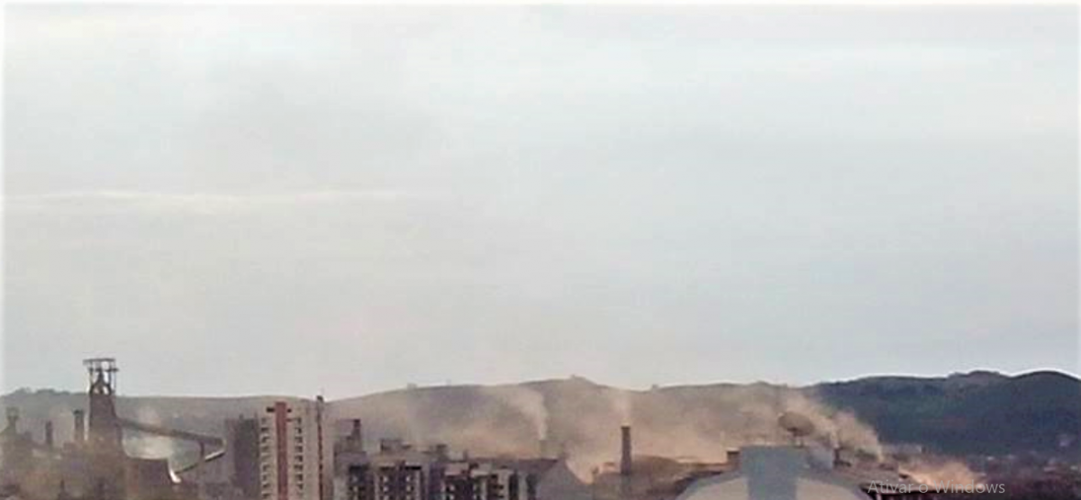 A densa poeira emitida pela linha de produção da CSN vem sendo motivo de denúncias junto ao MPF e polícia - Divulgação