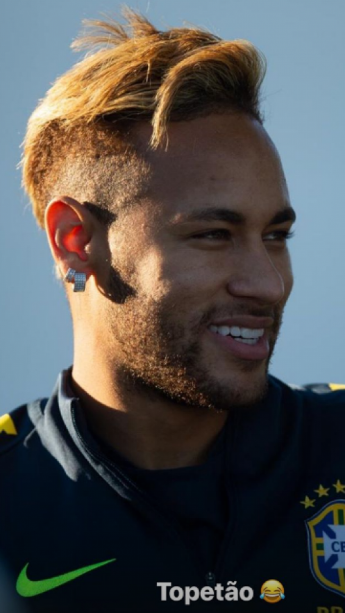 Neymar surge com cabelo novo em treino da seleção brasileira