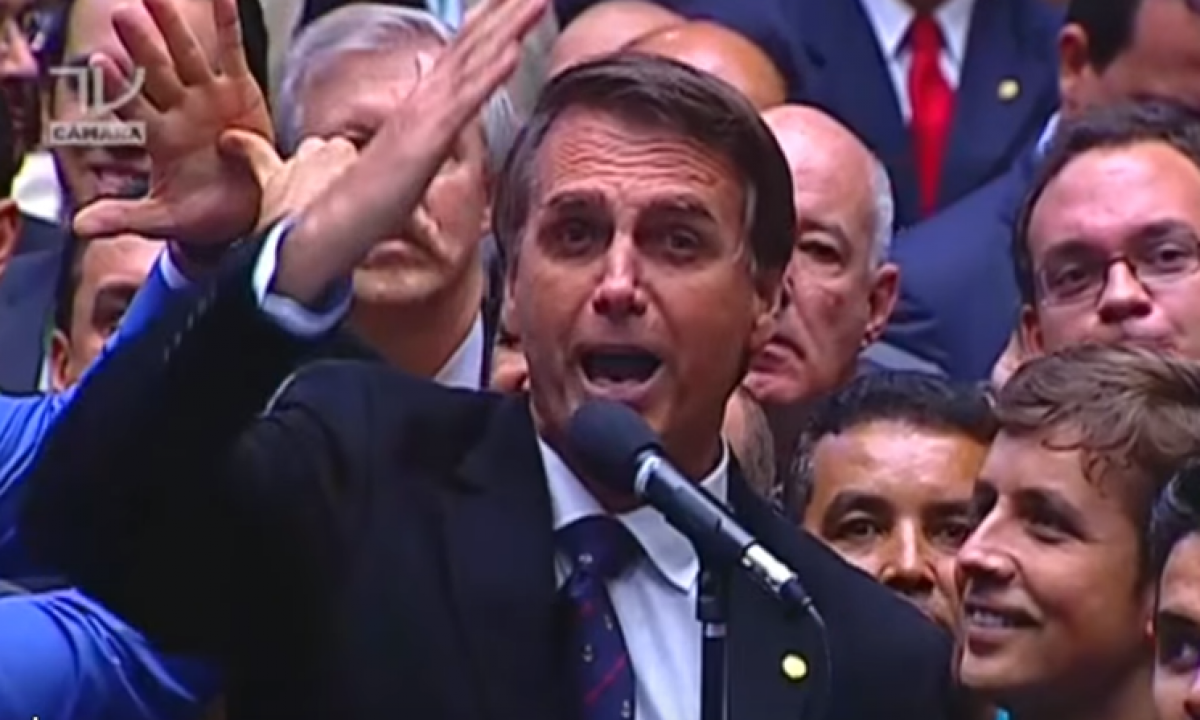 Bolsonaro durante votação de impeachment de Dilma Rousseff, ao fazer discurso favorável ao coronel Carlos Alberto Brilhante Ustra - Reprodução TV Câmara