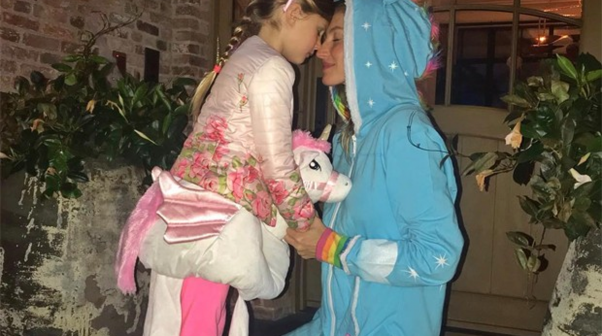 Gisele B&uuml;ndchen e a filha viraram unic&oacute;rnios