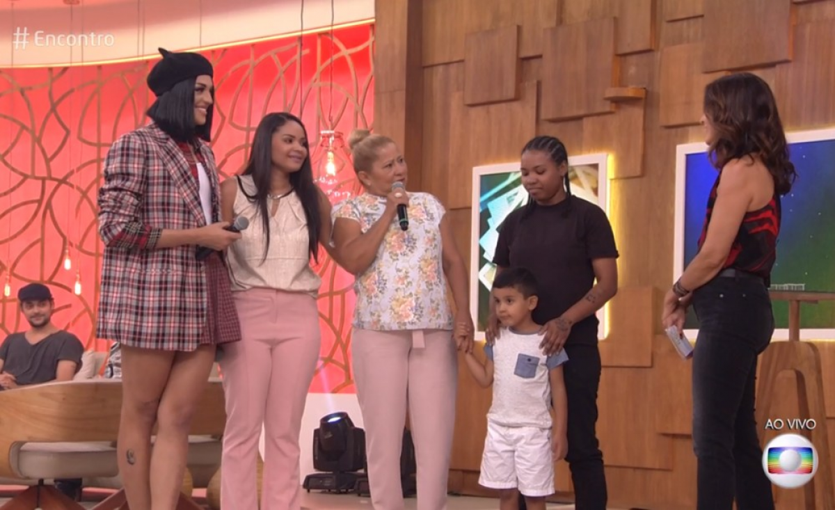 Pabllo Vittar se emociona ao encontrar sua irmã gêmea na TV
