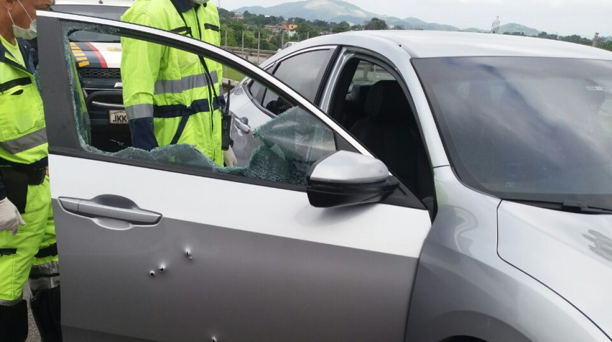 Peritos analisam o carro da vítima