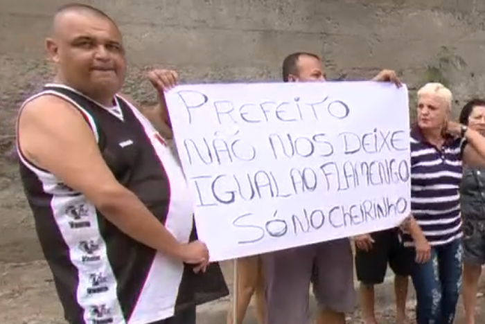Moradores ironizam Flamengo em protesto contra prefeitura