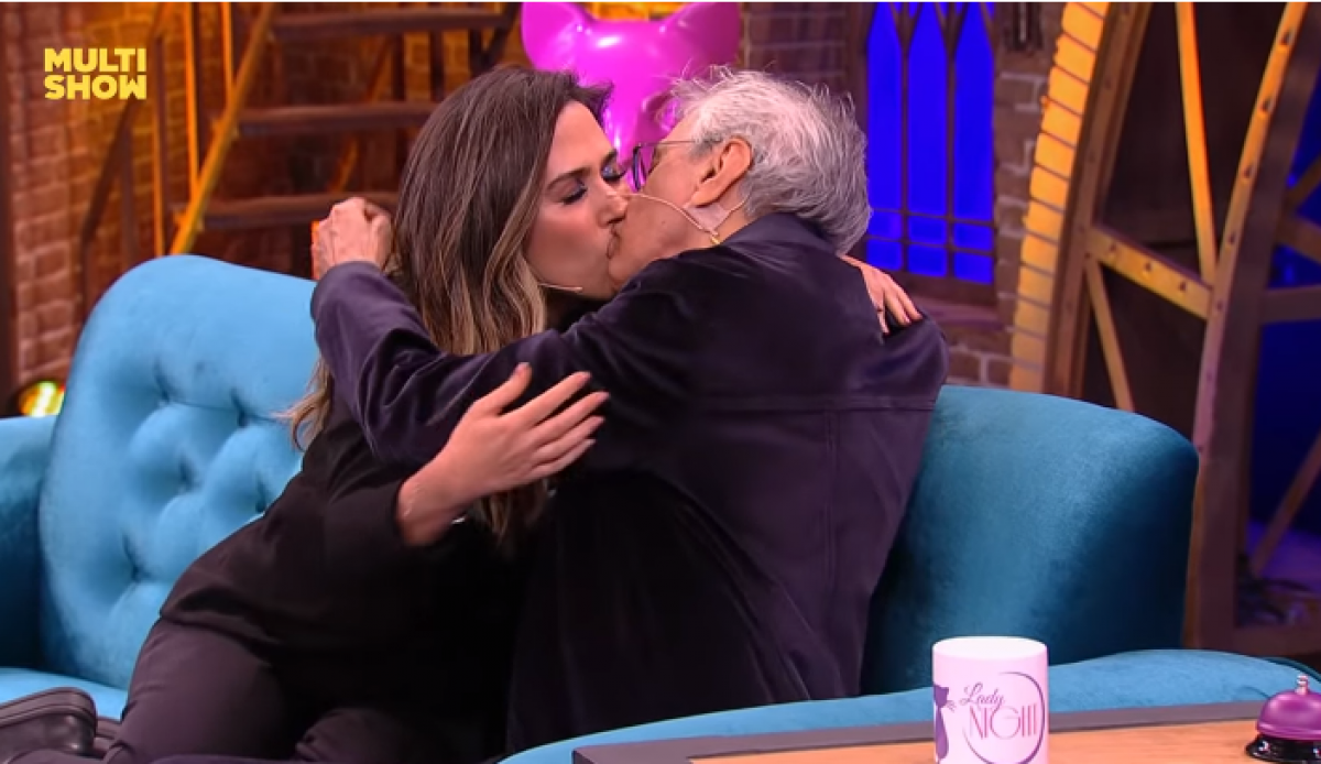 Tatá Werneck dá um beijo em Caetano Veloso durante o 'Lady Night' - Reprodução