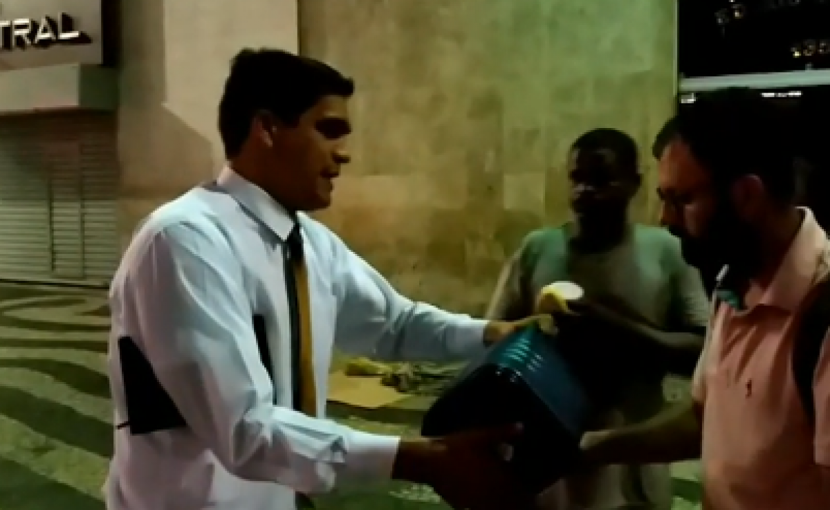 Cabo Daciolo oferece café para pessoas em situação de rua - Reprodução Facebook