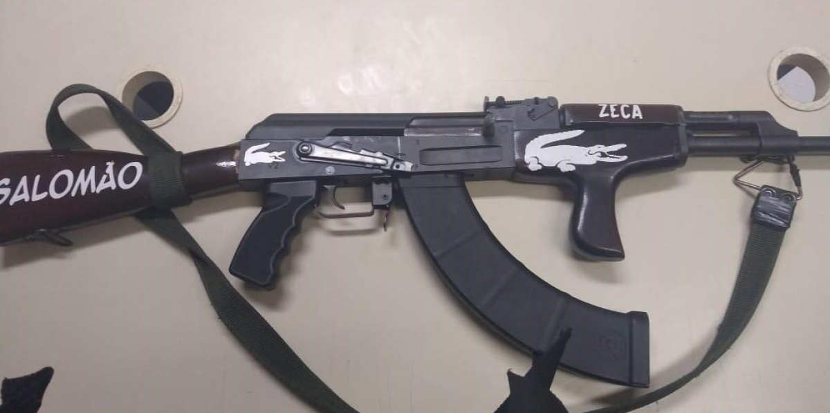 Fuzil AK-47 apreendido em a&ccedil;&atilde;o no bairro Cavalcanti