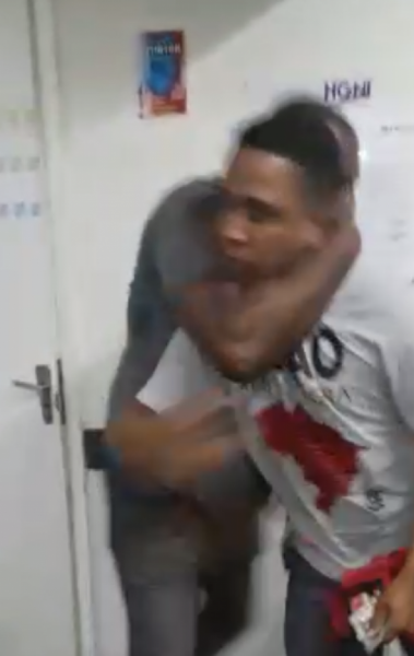 Vítima foi imobilizada quando solicitava atendimento - Reprodução