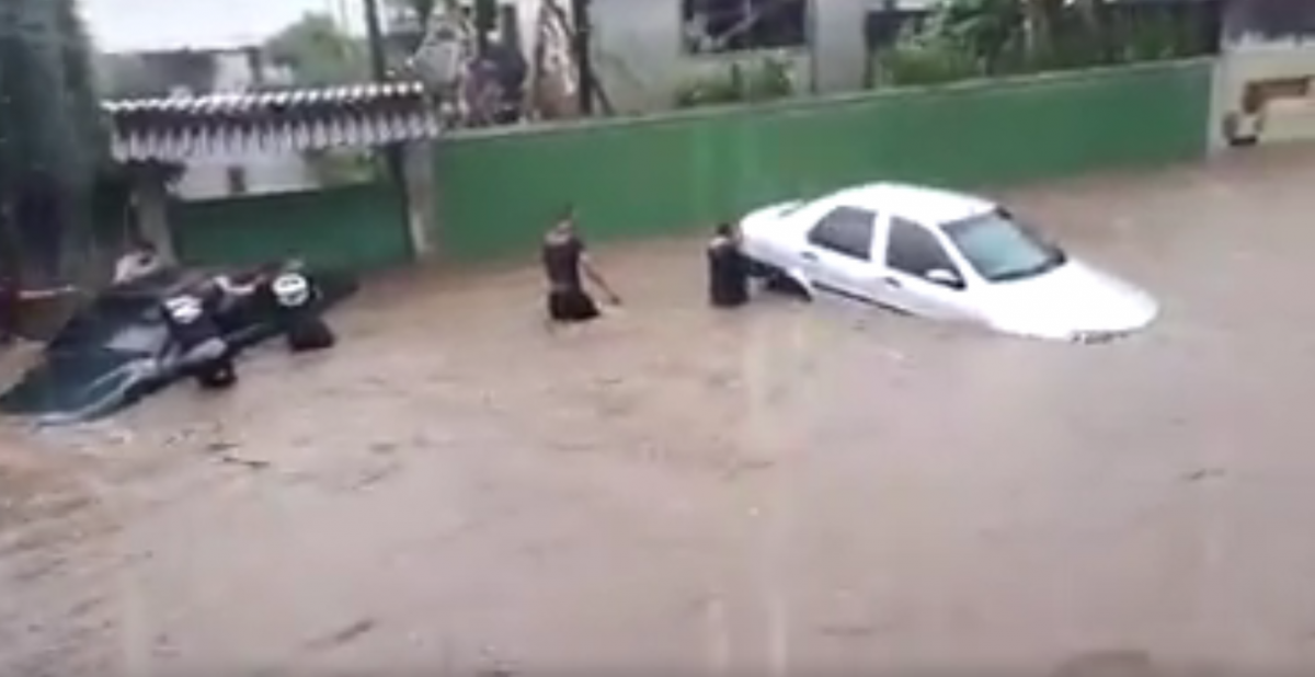 Rua alagada em Teresópolis  - Reprodução