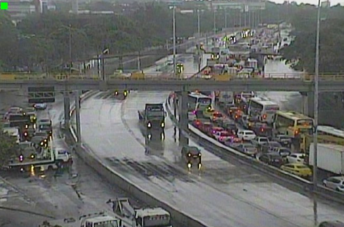 Avenida Brasil, na altura de Manguinhos, na Zona Norte - Reprodução