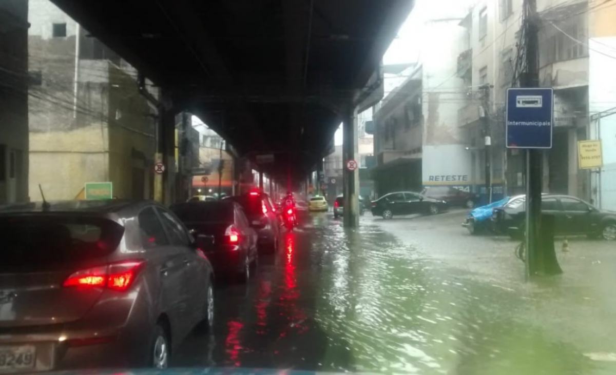 Avenida Brasil, na altura de Manguinhos, na Zona Norte