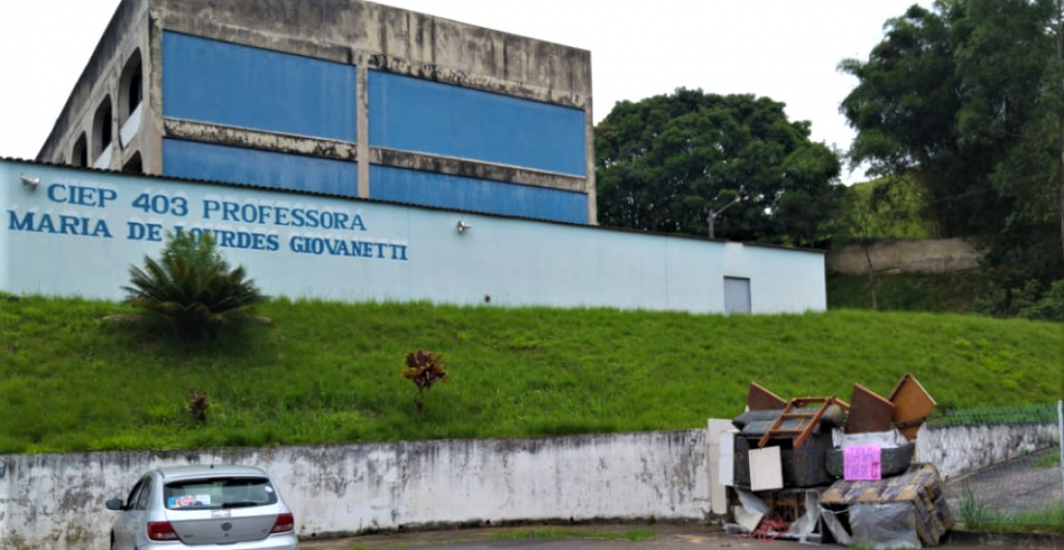 Clima tenso: Moradores cercam Ciep 403, na tentativa de impedir seu fechamento 

