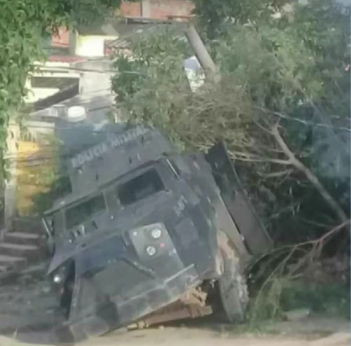 Caveirão caiu em barranco durante operação em Belford Roxo - Reprodução Internet