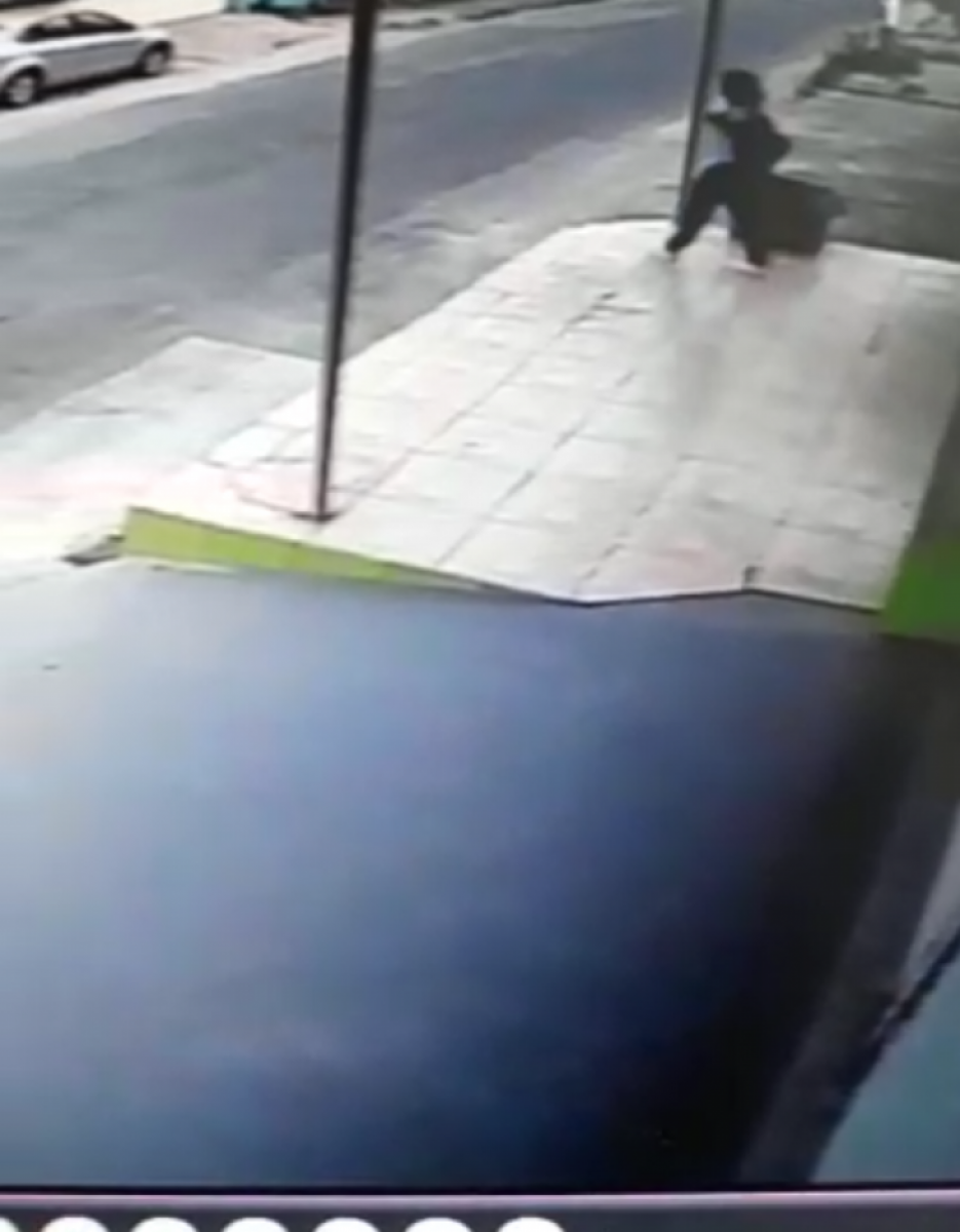 Cristiane Pecene saindo da loja do casal