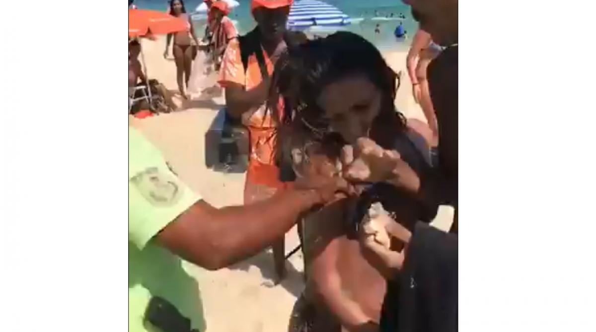 Policial militar agride banhista - Reprodução/Twitter