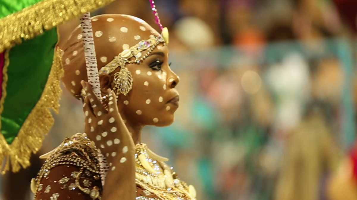 Squel Jorgea fantasiada durante o desfile da Mangueira em 2016