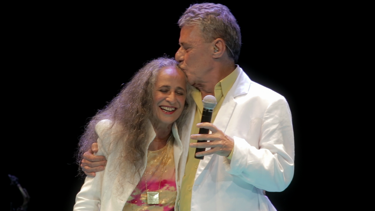 Maria Bethânea durante show com o cantor e compositor Chico Buarque