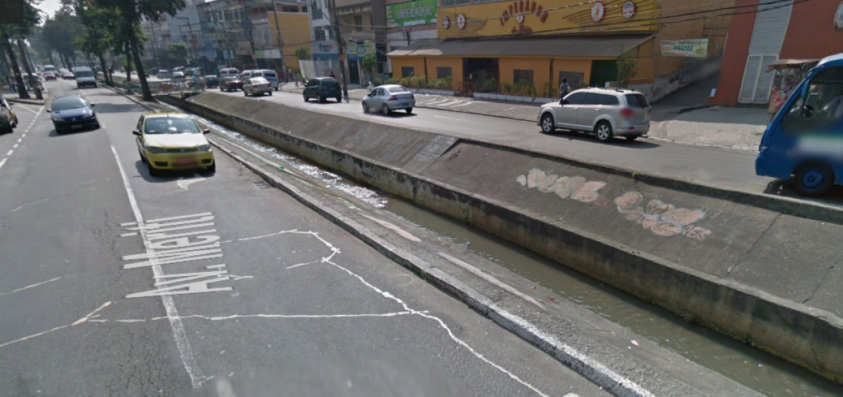 Carro cai em Canal próximo ao Carioca Shopping, em Vicente de Carvalho, após batida