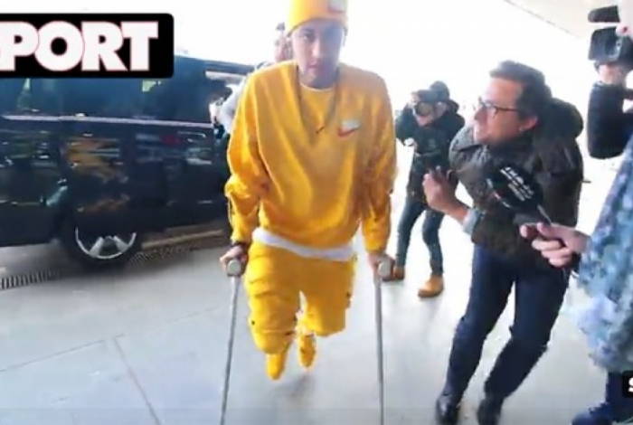 Após exames, Neymar anda de muletas