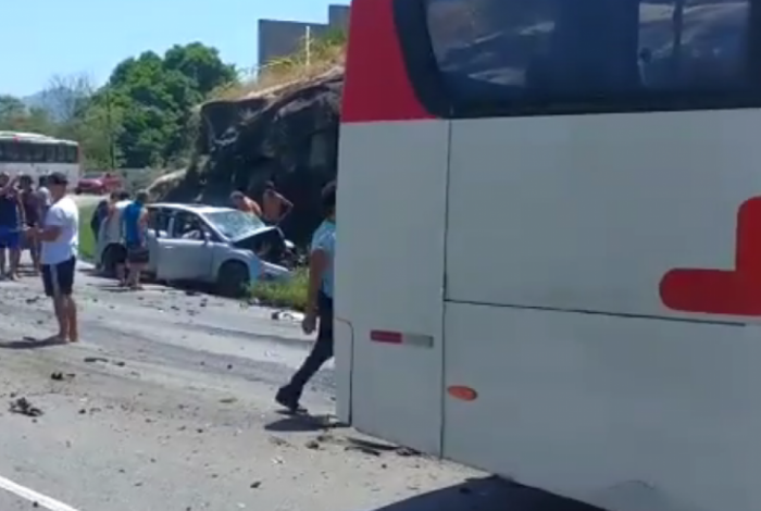 Carro e ônibus colidiram em Barra de Guaratiba