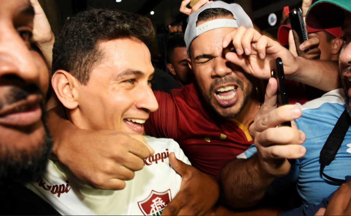 Torcida do Fluminense faz grande festa em aeroporto para receber Ganso