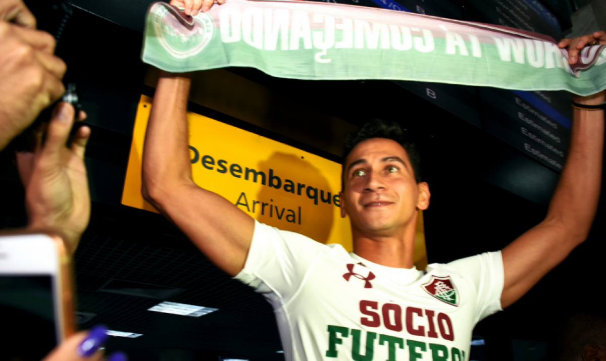 Torcida do Fluminense faz grande festa em aeroporto para receber Ganso