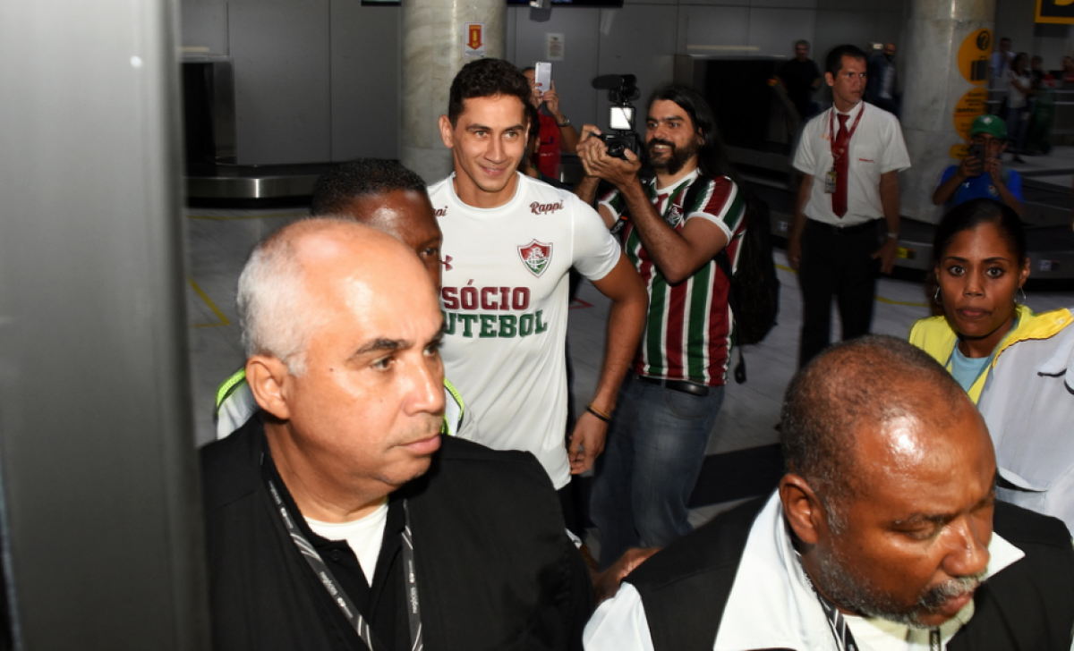 Torcida do Fluminense faz grande festa em aeroporto para receber Ganso
