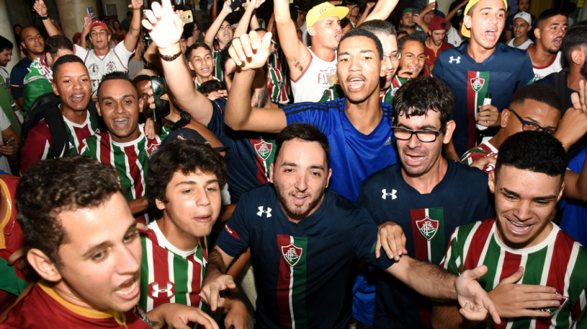 Torcida do Fluminense faz grande festa em aeroporto para receber Ganso