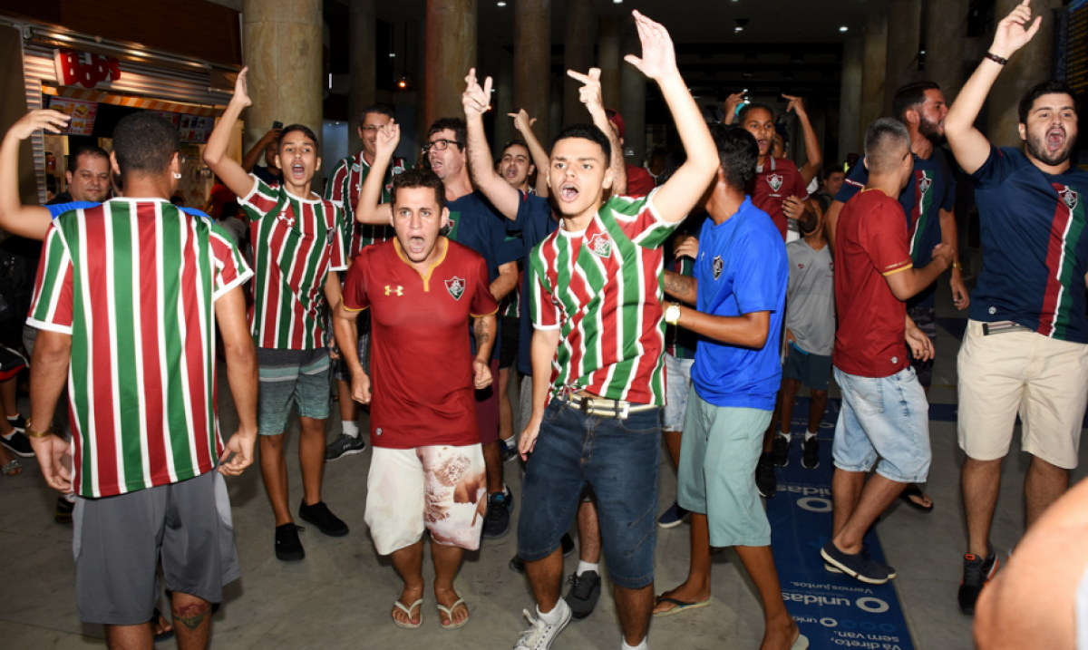 Torcida do Fluminense faz grande festa em aeroporto para receber Ganso