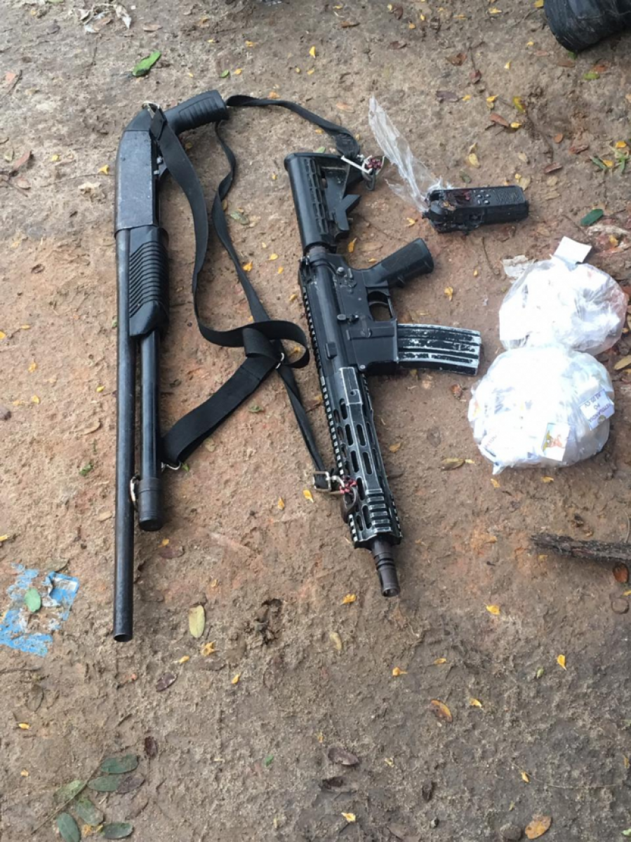 Fuzis são apreendidos em operação no Complexo da Reta, em Itaboraí. - Reprodução/Whatsapp