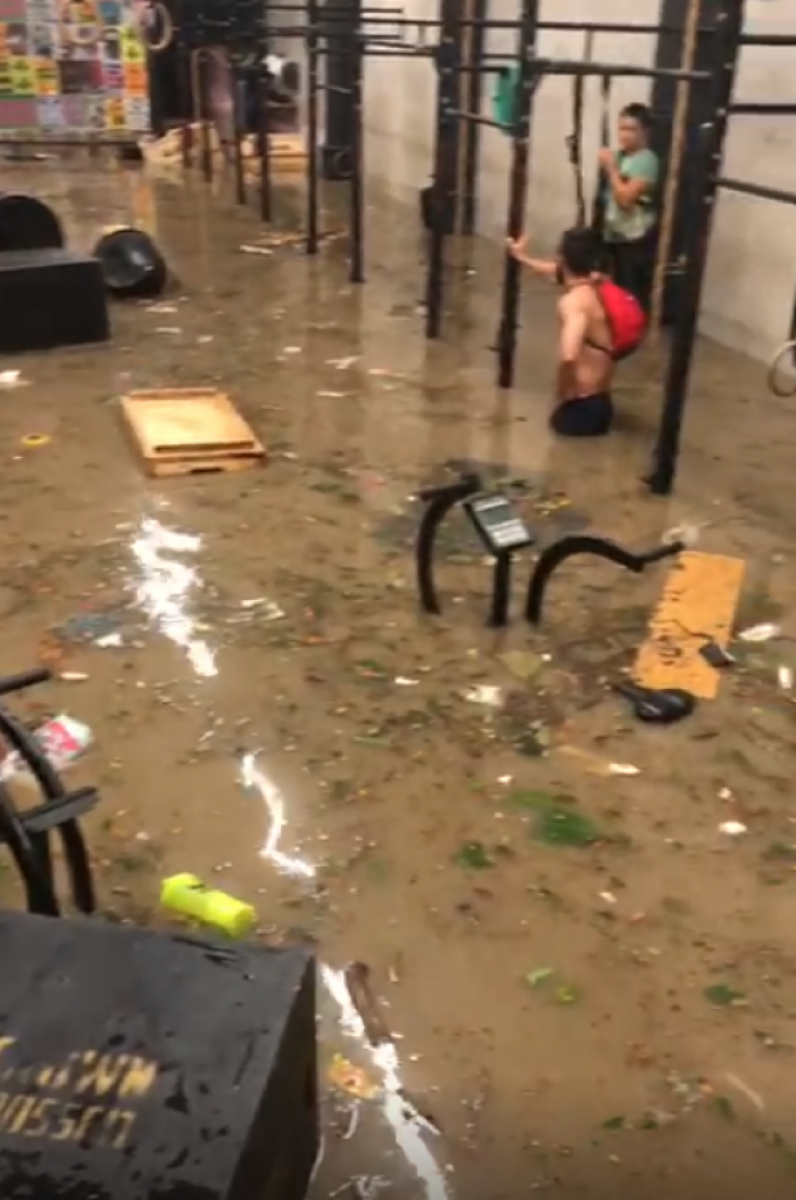 Academia de crossfit, em São Conrado, ficou alagada pela chuva desta quinta-feira. Aparelhos ficaram boiando e a água chegou na cintura dos alunos.