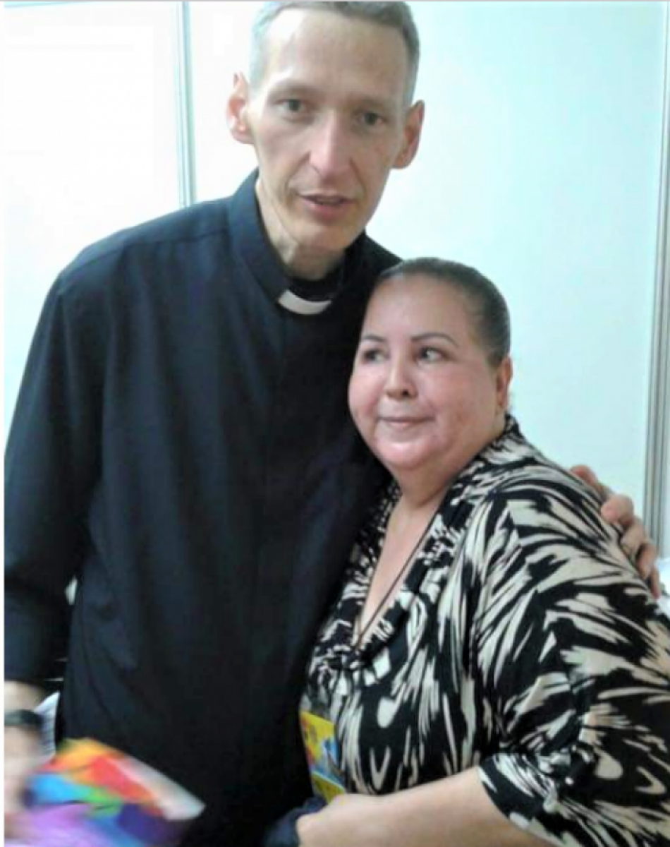 A escritora Izaura Garcia e Marcelo Rossi, há dois anos atrás, num shopping: "Ele só me abençoou e não disse nada sobre o plágio"