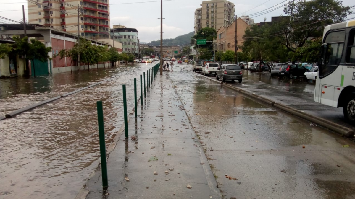Bolsão d'água na Avenida Vicente de Carvalho, na altura da Rua Maturaca