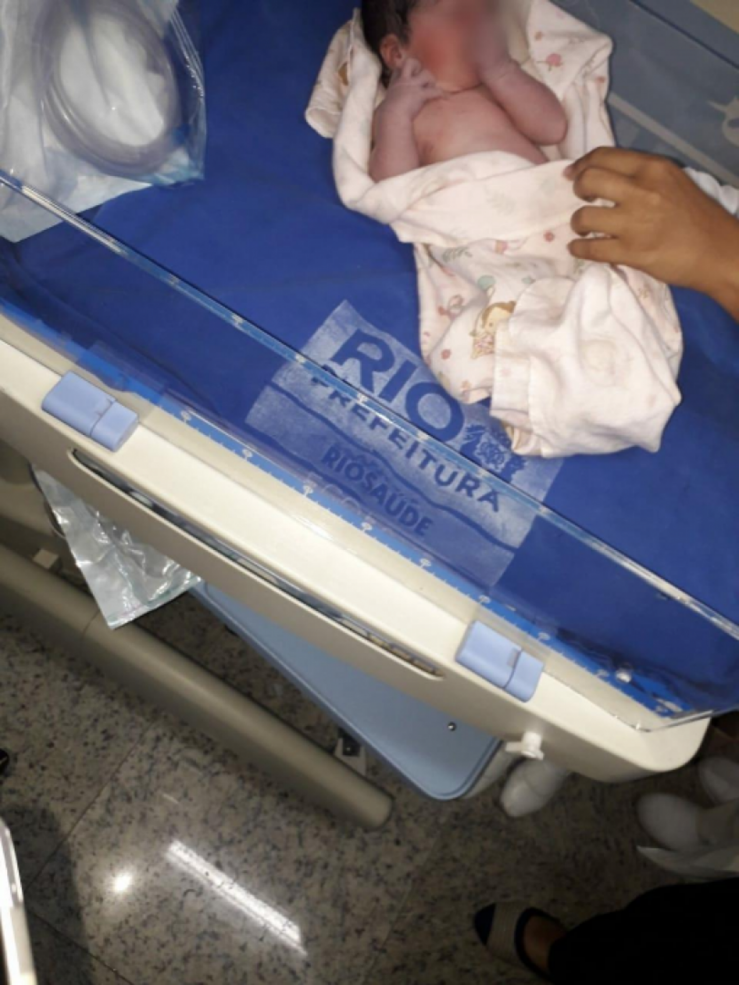 Recém-nascida é encontrada por policiais militares em Santíssimo e levada para realizar exames no Hospital Municipal Rocha Faria