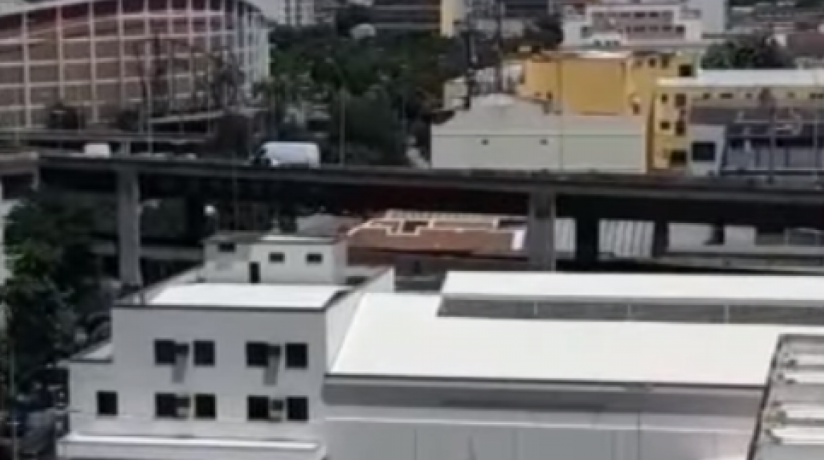 Criminosos fazem arrastão e levam armas de vigilantes na Linha Vermelha - Reprodução 