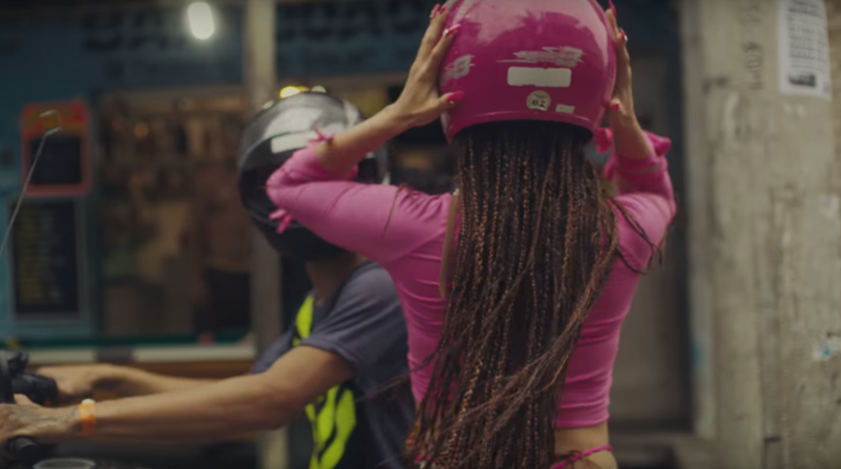 Anitta vai de moto táxi ao Bloco das Poderosas