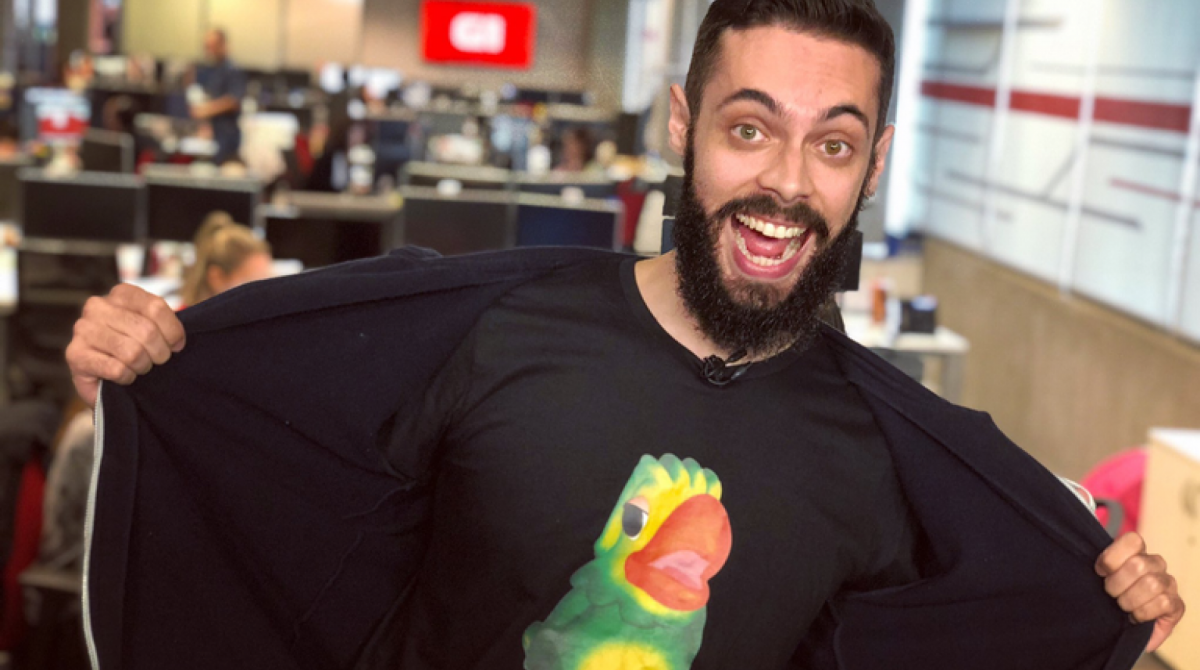 Cauê Fabiano usa camiseta em homenagem a Louro José 