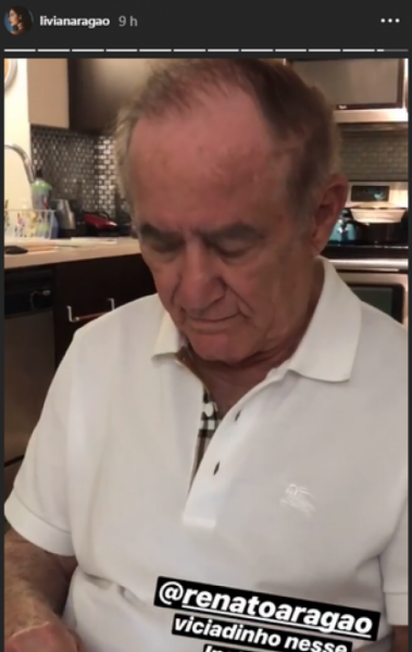 Renato Aragão animado ao mexer no Instagram 