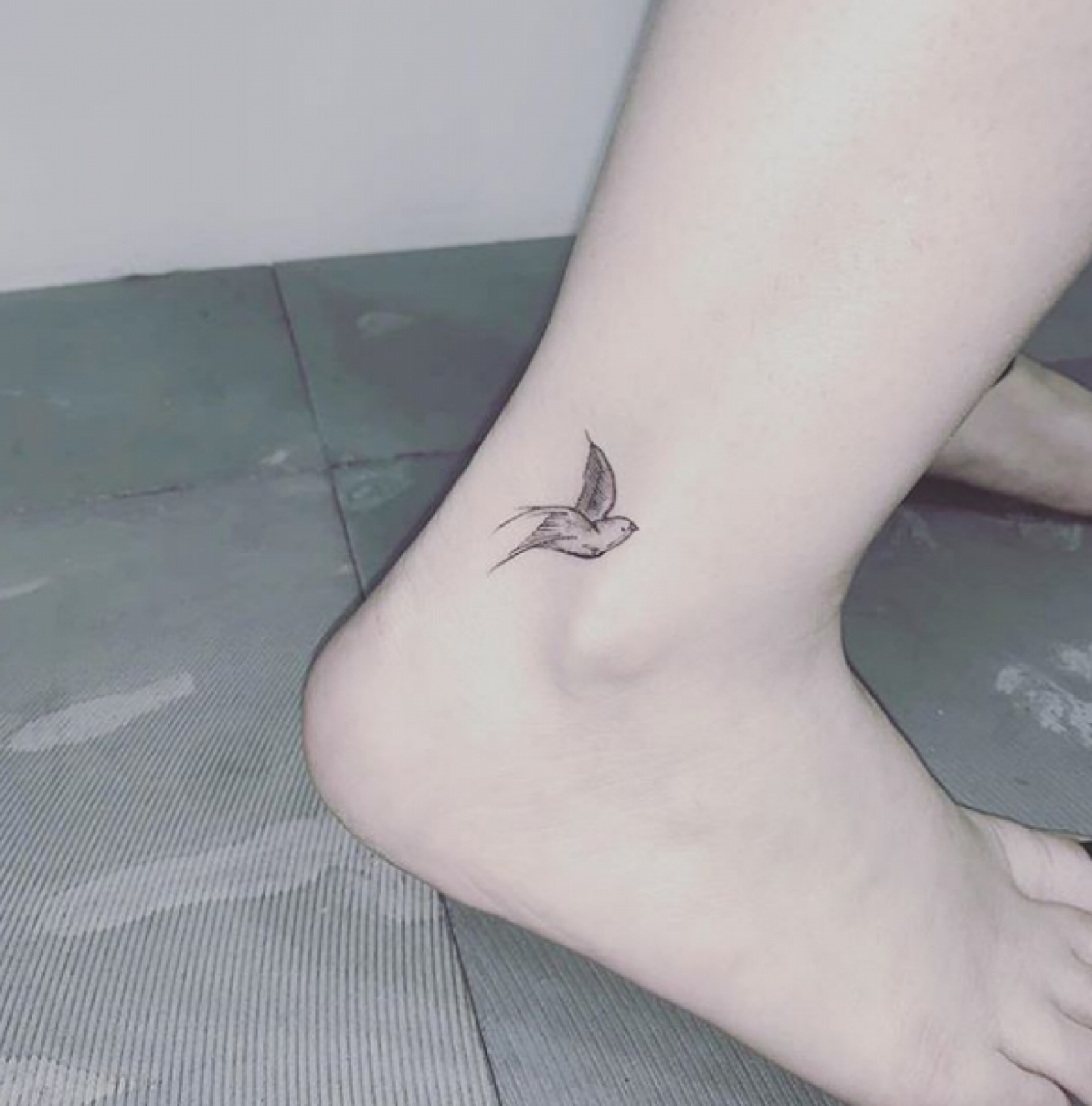 Maiara faz tatuagem em homenagem ao namorado, Fernando, da dupla com Sorocaba