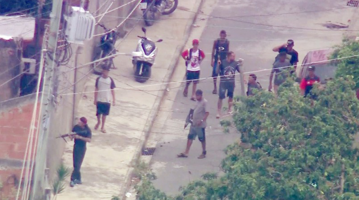 Suspeitos armados são vistos circulando pelo Chapadão, um deles de tornozeleira eletrônica - Reprodução TV Globo