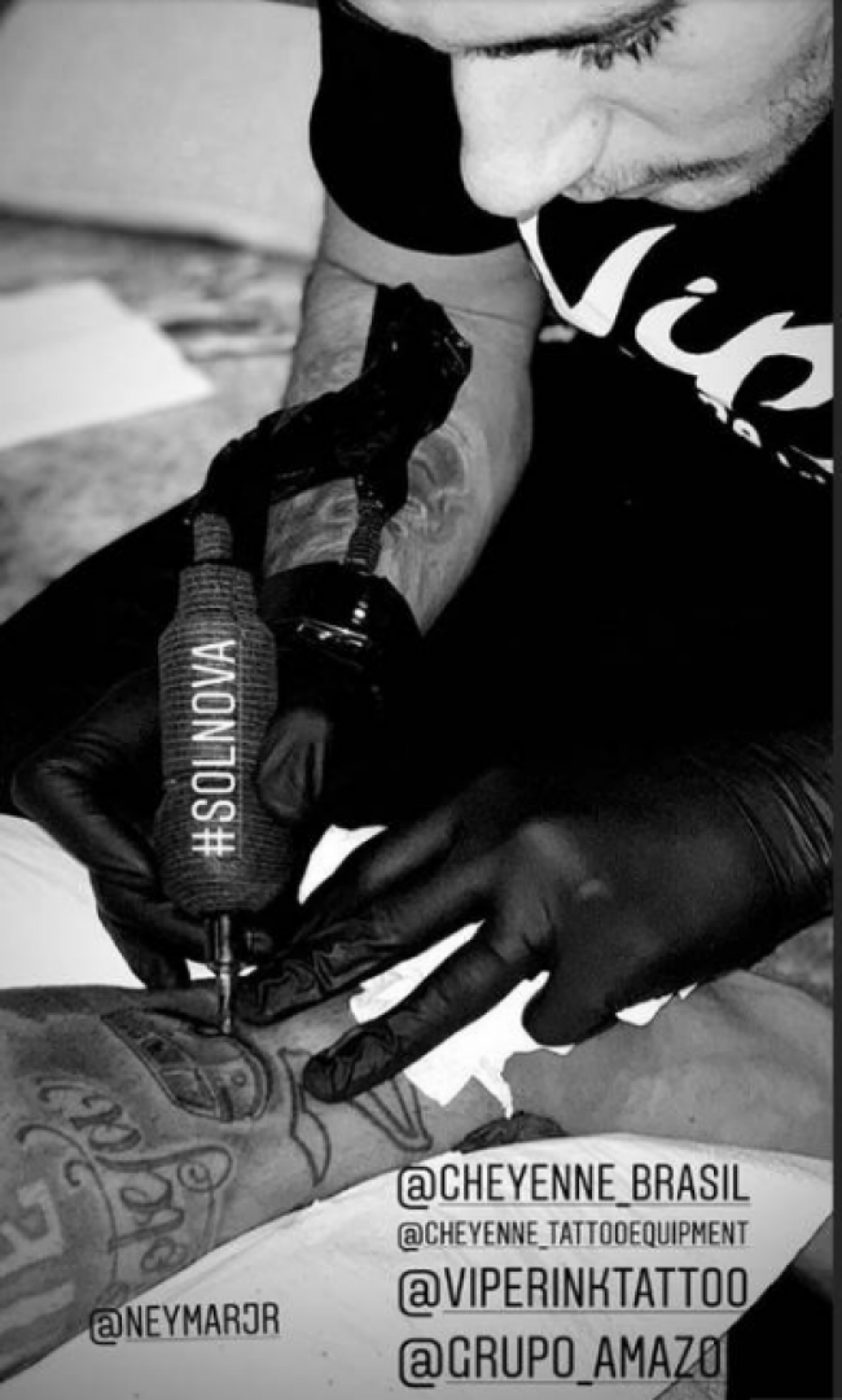 Neymar faz novas tatuagens
