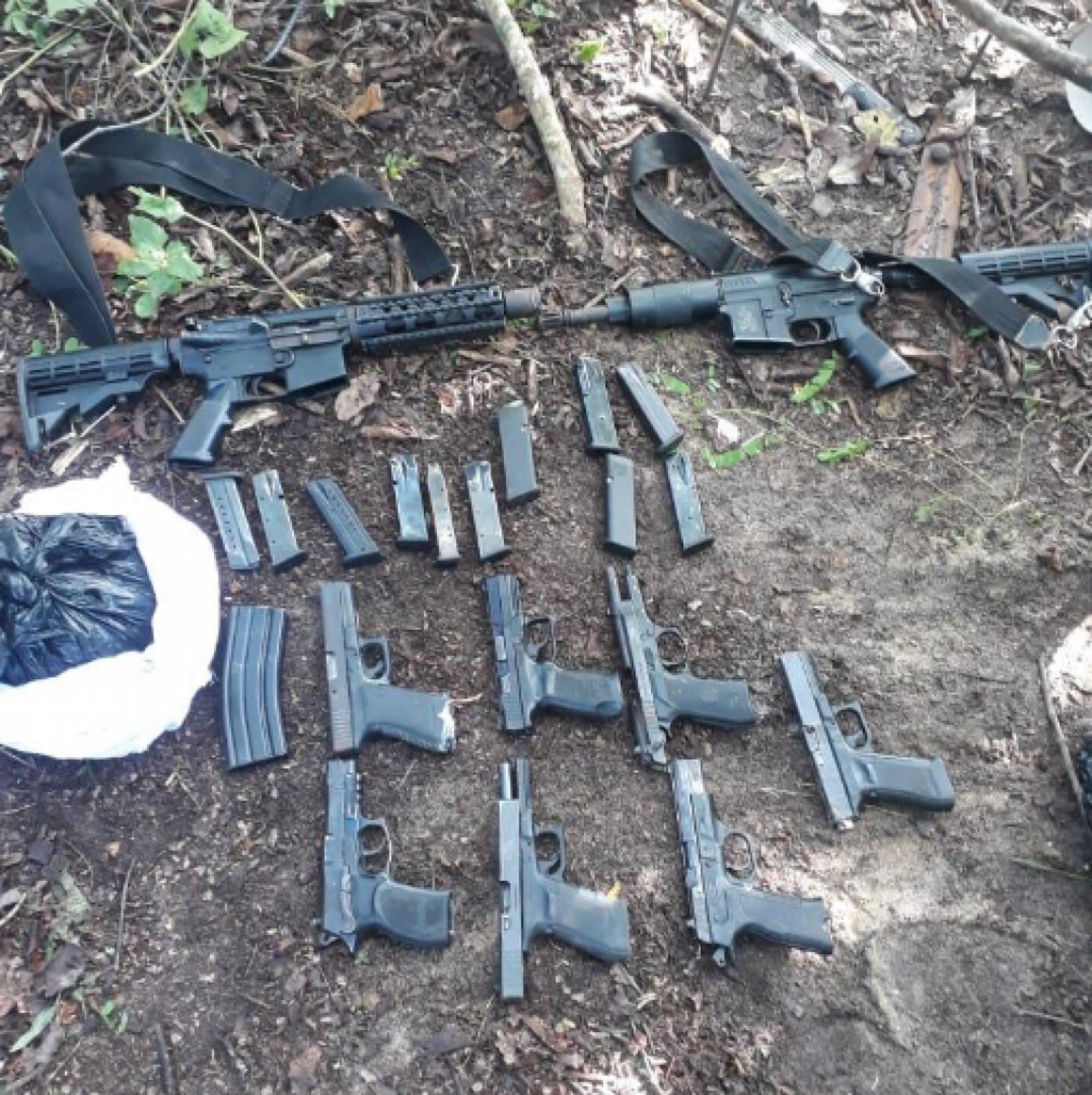 Pistolas foram apreendidas na comunidade Nova Holanda, em Macaé