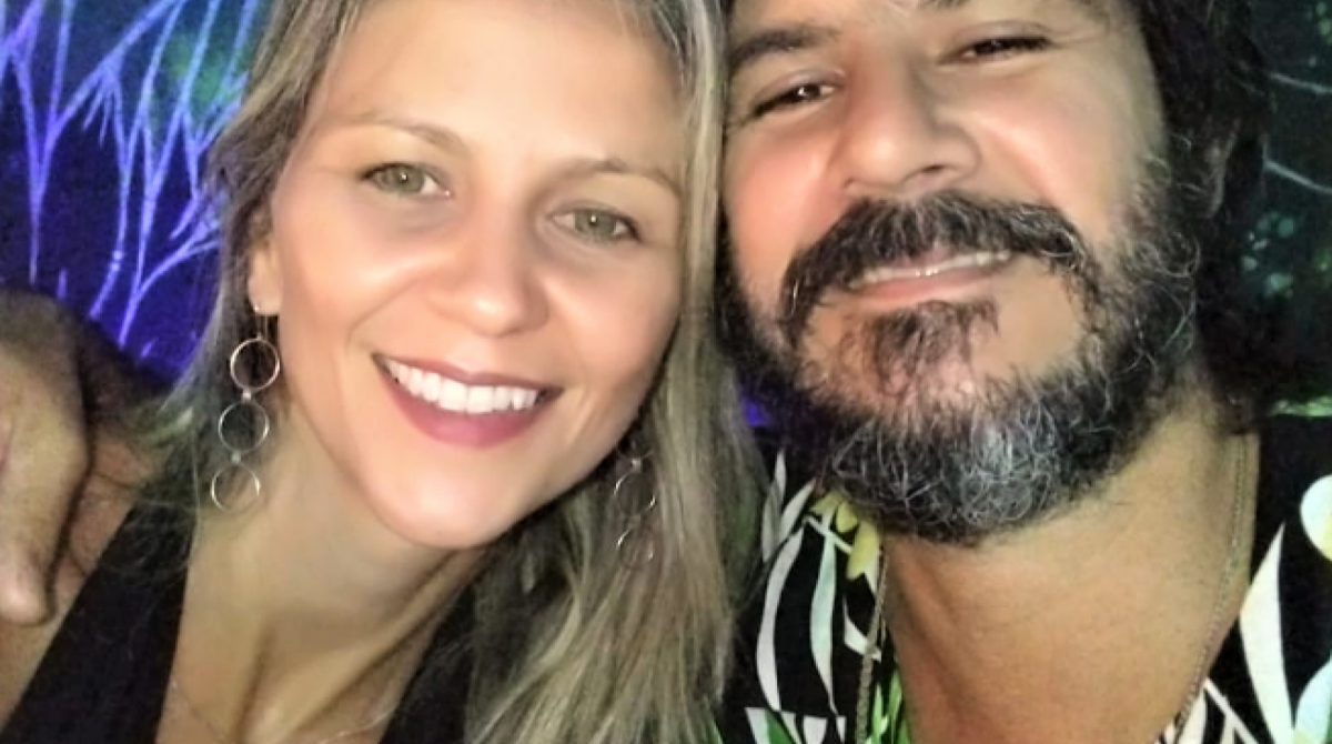 M&aacute;rio Seixas, cantor, e a noiva, a jornalista Jana&iacute;na Bernardes, 39, dizem que aprenderam a controlar o ci&uacute;me ao longo do namoro
