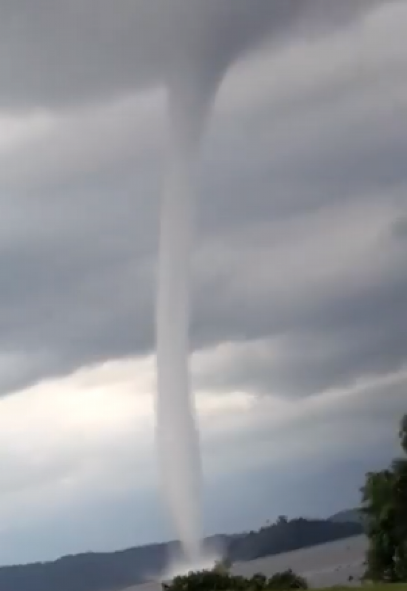 Fenômeno é conhecido como tromba d'água não tornádica.  - Reprodução/Redes Sociais