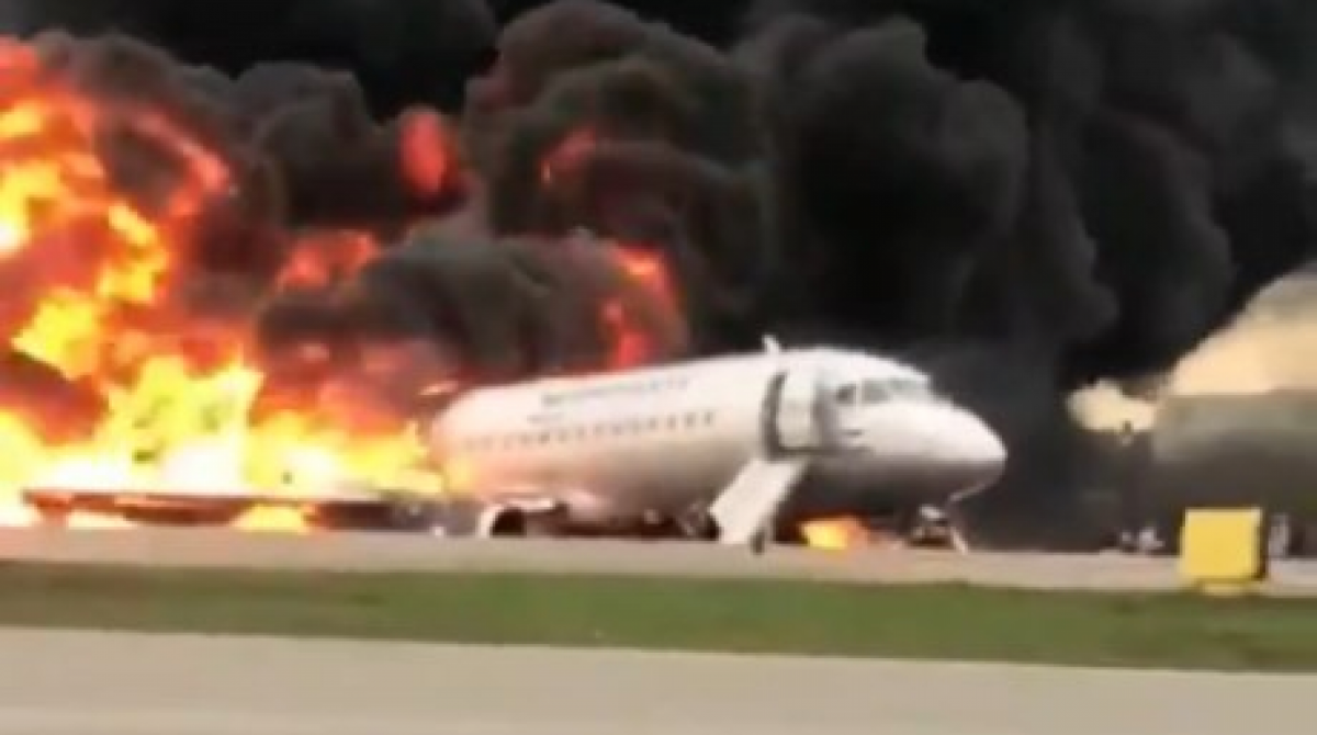 Avião pegou fogo ao fazer pouso de emergência