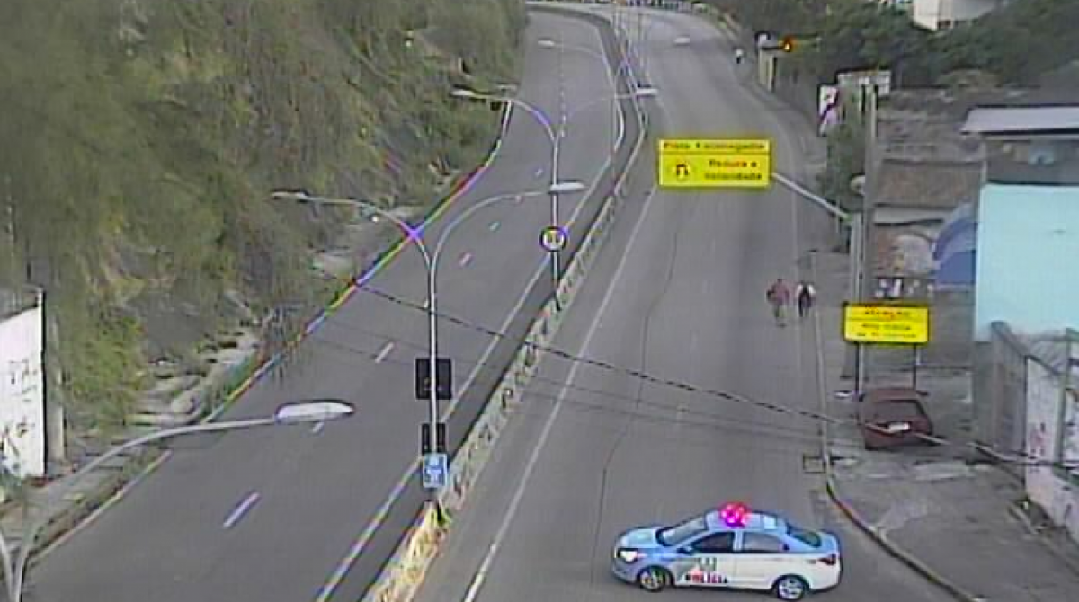 Autoestrada Grajaú-Jacarepaguá é interditada para ação policial no Complexo do Lins - Divulgação/COR