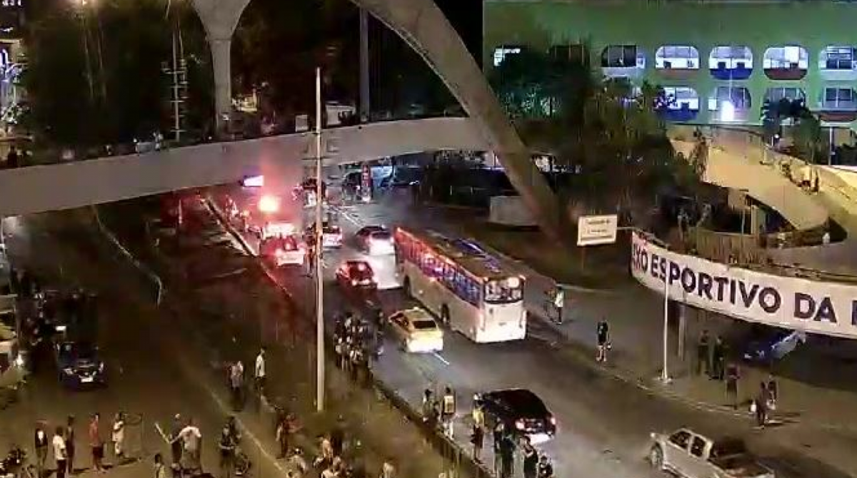 Autoestrada Lagoa-Barra é liberada após quase 2h de interdição - Reprodução