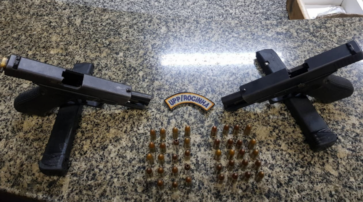 Policiais militares apreenderam pistolas e munição na Rocinha, neste domingo